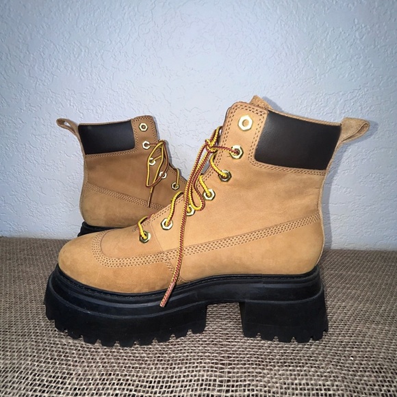 Timberland Tan and Black Lace Up Boots with Chunky Sole Size 7.5 NEW - Picture 2 of 10